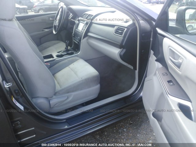 4T1BF1FKXGU564081 - 2016 TOYOTA CAMRY LE/XLE/SE/XSE 灰色 照片 5