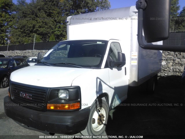 1GD374CA7B1904439 - 2011 GMC SAVANA CUTAWAY G3500 WHITE photo 2