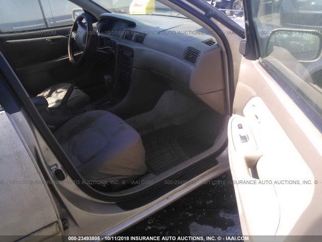4T1BG22K61U060966 - 2001 TOYOTA CAMRY CE/LE/XLE 金色 照片 5