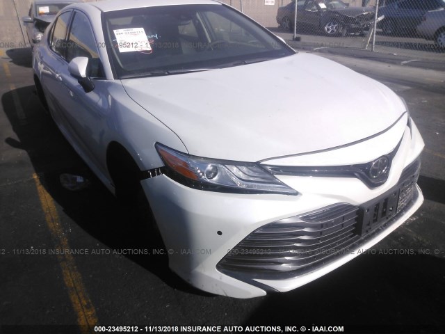 4T1B11HK3JU034943 - 2018 TOYOTA CAMRY L/LE/XLE/SE/XSE WHITE photo 1