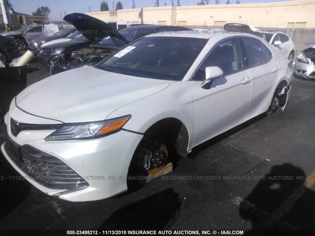 4T1B11HK3JU034943 - 2018 TOYOTA CAMRY L/LE/XLE/SE/XSE WHITE photo 2