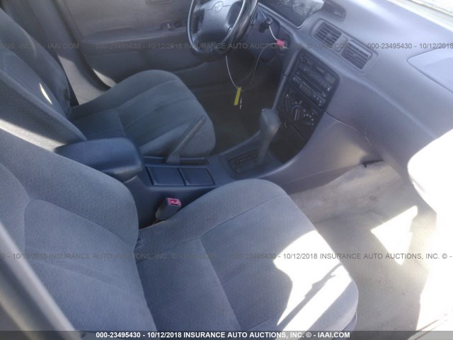 JT2BG22K1V0020725 - 1997 TOYOTA CAMRY LE/XLE BLUE photo 5