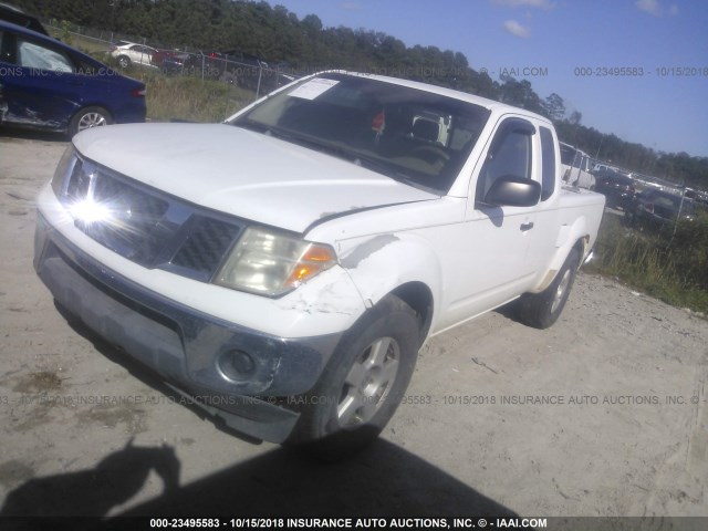 1N6AD06U45C440681 - 2005 NISSAN FRONTIER KING CAB LE/SE/OFF ROAD WHITE photo 2