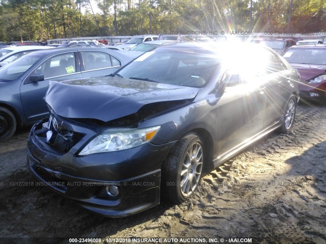 4T1BF3EK0BU135599 - 2011 TOYOTA CAMRY SE/LE/XLE GRAY photo 2