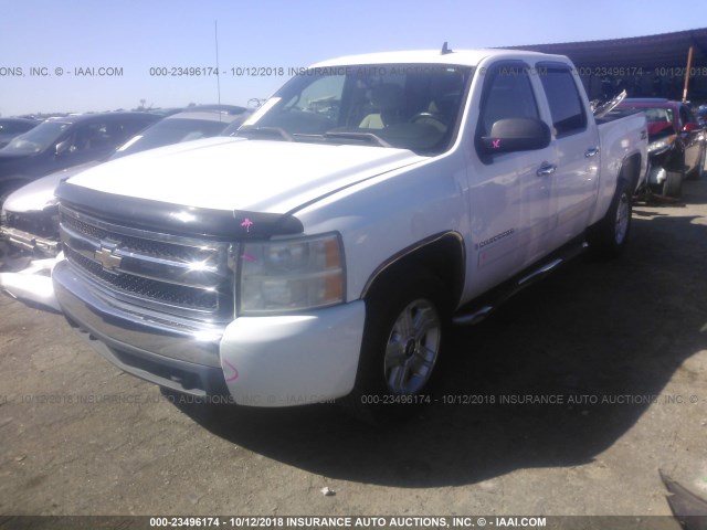 2GCEC13C371588029 - 2007 CHEVROLET SILVERADO C1500 CREW CAB WHITE photo 2