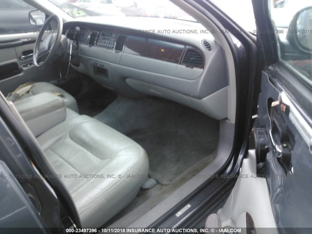 1LNHM81W3YY794073 - 2000 LINCOLN TOWN CAR EXECUTIVE BLACK photo 5