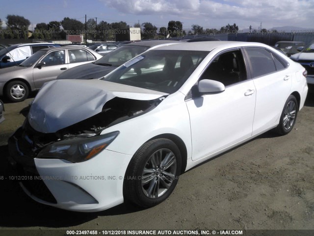 4T1BF1FK2FU013996 - 2015 TOYOTA CAMRY LE/XLE/SE/XSE WHITE photo 2