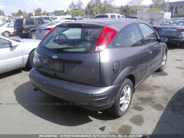 3FAFP3136YR225864 - 2000 FORD FOCUS ZX3 GRAY photo 4