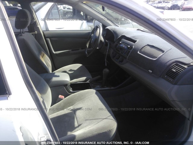 JTDBE32K840278547 - 2004 TOYOTA CAMRY LE/XLE WHITE photo 5
