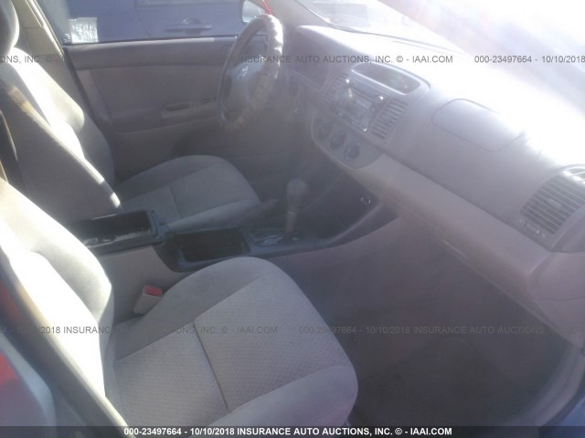 4T1BE32K04U801516 - 2004 TOYOTA CAMRY LE/XLE/SE BLUE photo 5