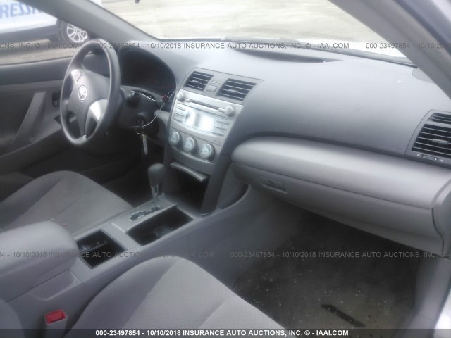 4T4BE46K29R054806 - 2009 TOYOTA CAMRY SE/LE/XLE SILVER photo 5