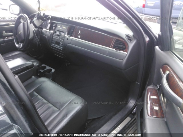 2LNBL8EV8AX616840 - 2010 LINCOLN TOWN CAR EXECUTIVE L BLACK photo 5