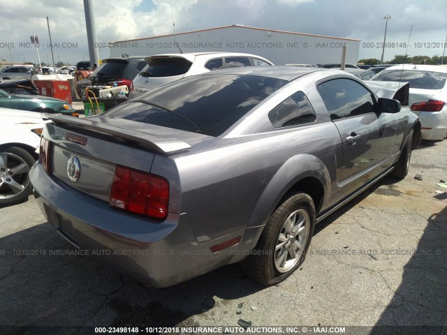 1ZVHT80N865111425 - 2006 FORD MUSTANG GRAY photo 4