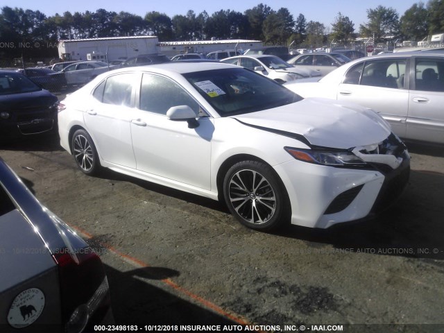 4T1B11HK1JU597330 - 2018 TOYOTA CAMRY L/LE/XLE/SE/XSE WHITE photo 1