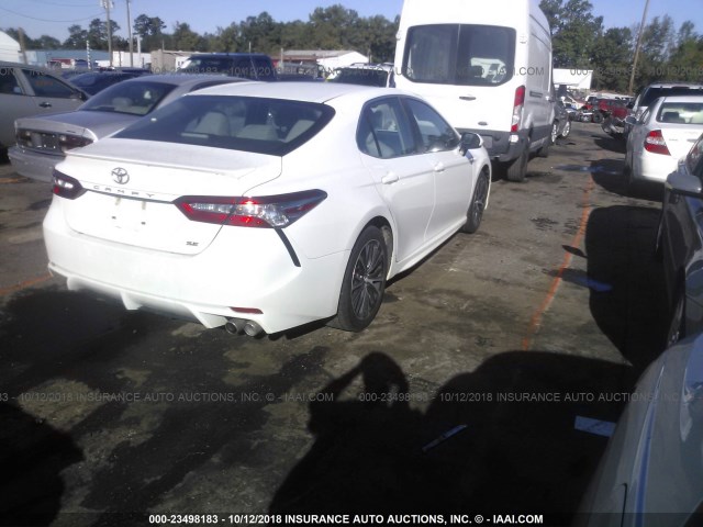 4T1B11HK1JU597330 - 2018 TOYOTA CAMRY L/LE/XLE/SE/XSE WHITE photo 4