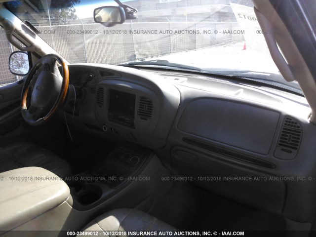 5LMRU27A7YLJ04736 - 2000 LINCOLN NAVIGATOR Schwarz Foto 5