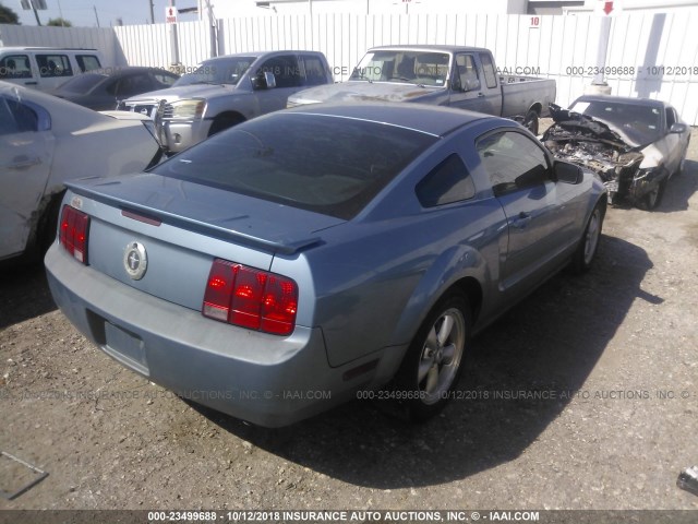 1ZVHT80N485124062 - 2008 FORD MUSTANG BLUE photo 4