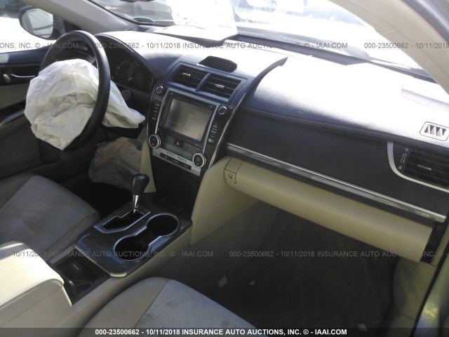 4T1BD1FKXEU137826 - 2014 TOYOTA CAMRY HYBRID/LE/XLE 银色 照片 5