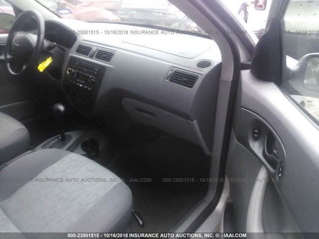 1FAFP34N95W122377 - 2005 FORD FOCUS ZX4 GRAY photo 5