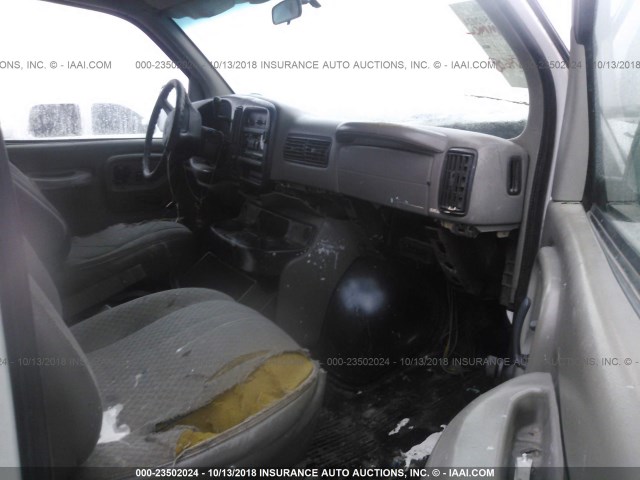 1GTHG39R6Y1170807 - 2000 GMC SAVANA G3500 WHITE photo 5