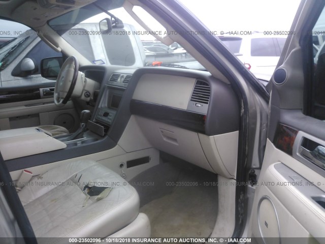 5LMFU28RX4LJ42415 - 2004 LINCOLN NAVIGATOR Brązowy zdjęcie 5