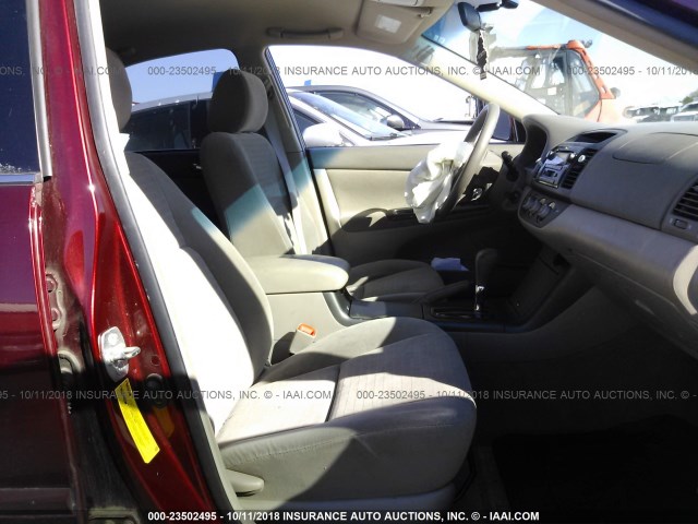 4T1BF30K05U103523 - 2005 TOYOTA CAMRY LE/XLE/SE ბურგუნდია ფოტო 5