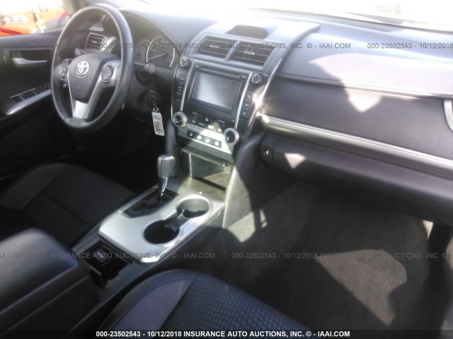 4T1BF1FK5EU308122 - 2014 TOYOTA CAMRY L/SE/LE/XLE Qara foto 5