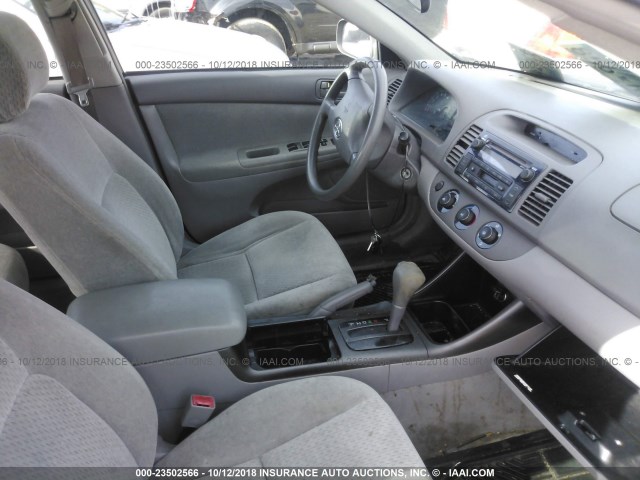 4T1BE32K72U522108 - 2002 TOYOTA CAMRY LE/XLE/SE Күміс фото 5