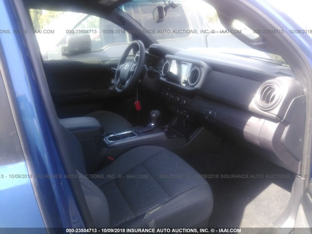 3TMCZ5AN5JM145611 - 2018 TOYOTA TACOMA DBL CAB/SR/TRDSPT/OR/PRO ლურჯი ფოტო 5