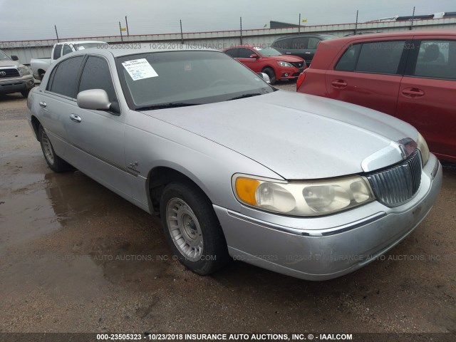 1LNHM81W8XY695019 - 1999 LINCOLN TOWN CAR EXECUTIVE SILVER photo 1