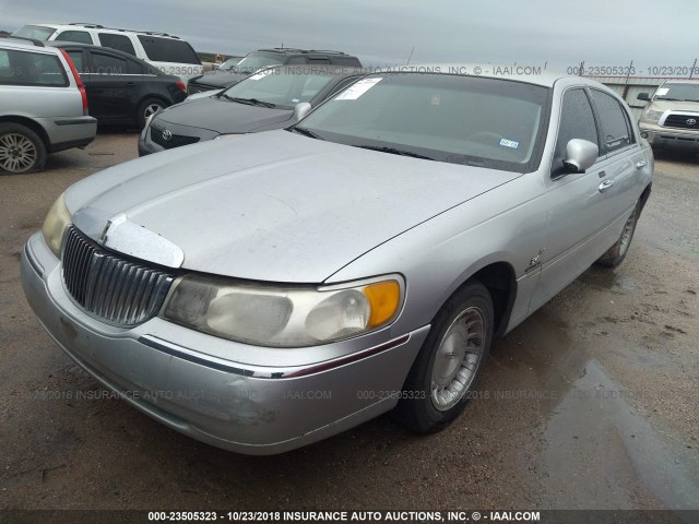 1LNHM81W8XY695019 - 1999 LINCOLN TOWN CAR EXECUTIVE SILVER photo 2