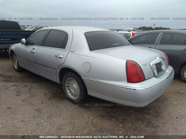 1LNHM81W8XY695019 - 1999 LINCOLN TOWN CAR EXECUTIVE SILVER photo 3