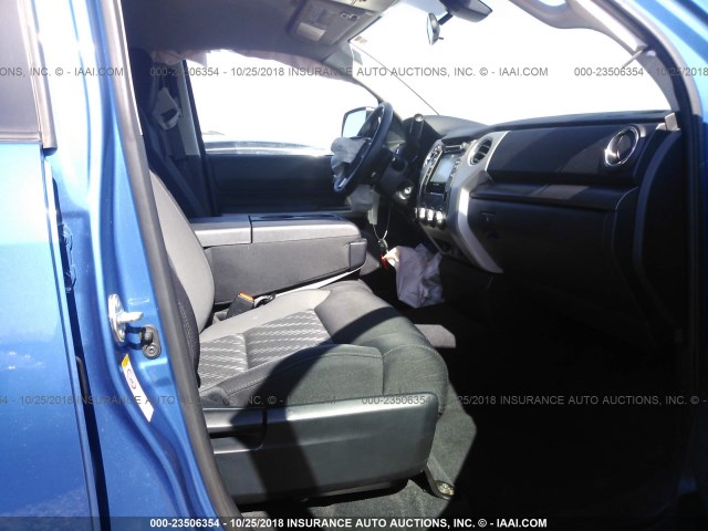 5TFUY5F16JX701478 - 2018 TOYOTA TUNDRA DOUBLE CAB SR/SR5 BLUE photo 5