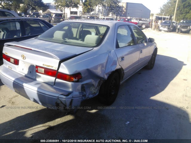 4T1BG22K2VU159791 - 1997 TOYOTA CAMRY CE/LE/XLE 灰色 照片 4