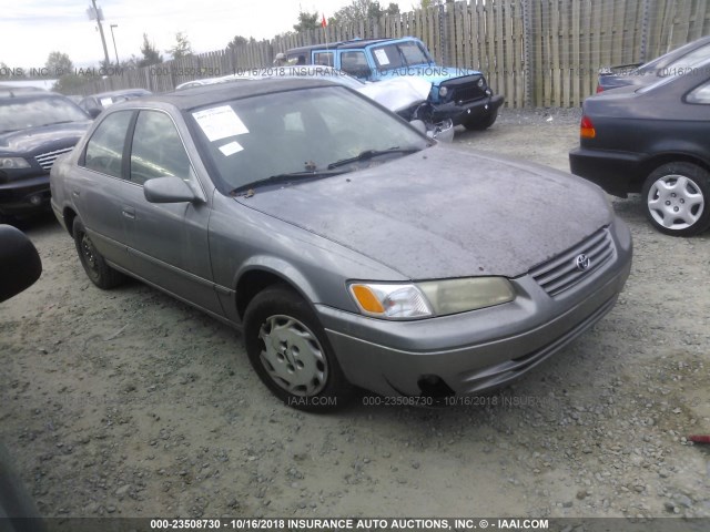 4T1BG22K6VU005018 - 1997 TOYOTA CAMRY CE/LE/XLE GRAY photo 1