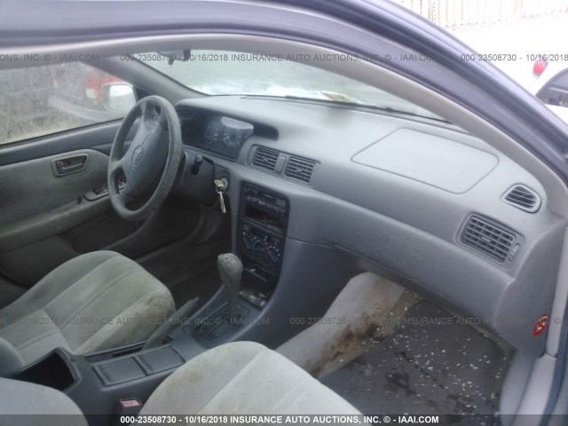 4T1BG22K6VU005018 - 1997 TOYOTA CAMRY CE/LE/XLE GRAY photo 5