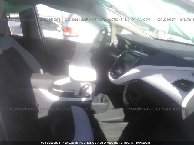1G1FW6S06H4191347 - 2017 CHEVROLET BOLT EV LT WHITE photo 5