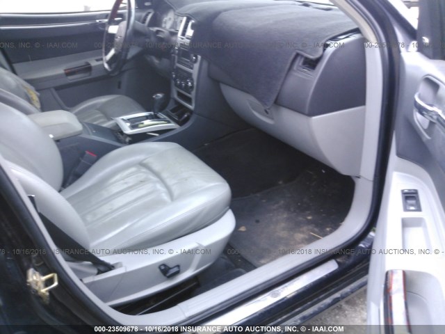 2C3KA63H76H440705 - 2006 CHRYSLER 300C შავი ფოტო 5