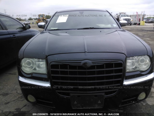 2C3KA63H76H440705 - 2006 CHRYSLER 300C შავი ფოტო 6