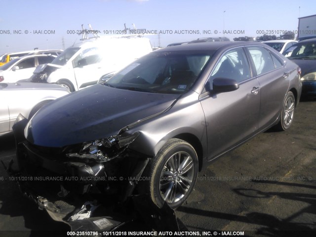 4T1BF1FK1HU278265 - 2017 TOYOTA CAMRY LE/XLE/SE/XSE 灰色 照片 2