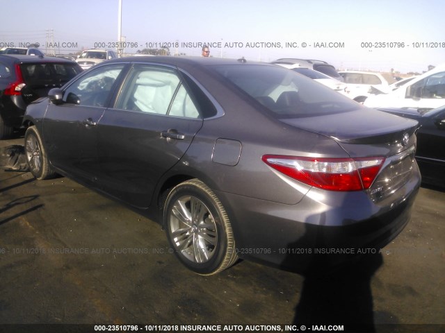 4T1BF1FK1HU278265 - 2017 TOYOTA CAMRY LE/XLE/SE/XSE 灰色 照片 3