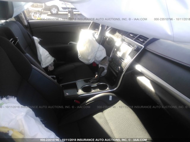 4T1BF1FK1HU278265 - 2017 TOYOTA CAMRY LE/XLE/SE/XSE 灰色 照片 5