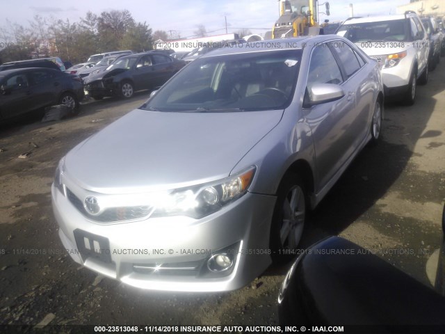 4T1BF1FK0DU642315 - 2013 TOYOTA CAMRY L/SE/LE/XLE Gümüş foto 2
