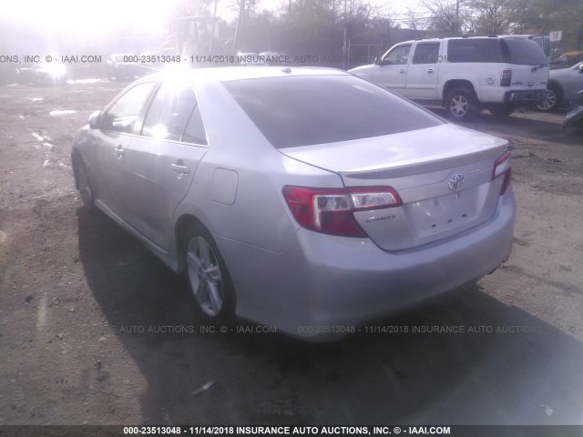 4T1BF1FK0DU642315 - 2013 TOYOTA CAMRY L/SE/LE/XLE Gümüş foto 3