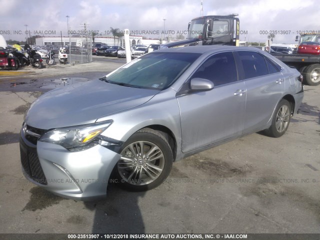 4T1BF1FKXGU217365 - 2016 TOYOTA CAMRY LE/XLE/SE/XSE SILVER photo 2