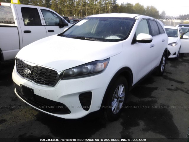 5XYPG4A59KG471086 - 2019 KIA SORENTO LX/L WHITE photo 2