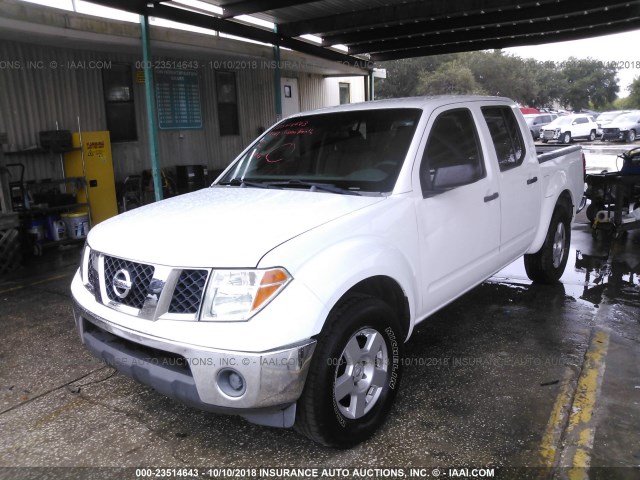 1N6AD07U27C461059 - 2007 NISSAN FRONTIER CREW CAB LE/SE/OFF ROAD WHITE photo 2