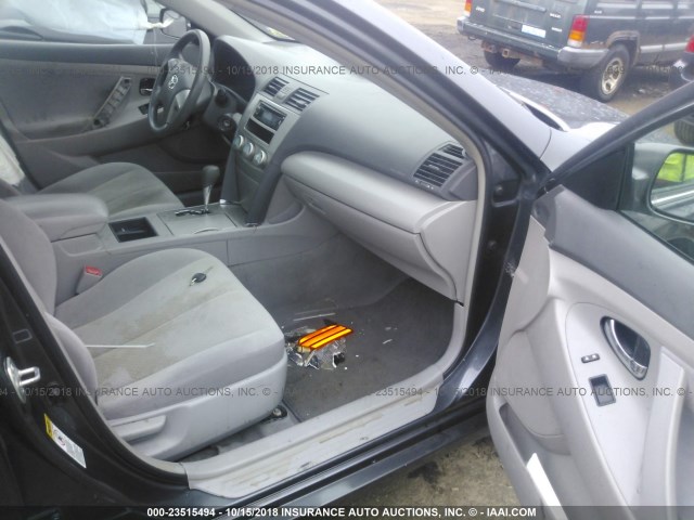 4T1BE46K89U815025 - 2009 TOYOTA CAMRY SE/LE/XLE ნაცრისფერი ფოტო 5