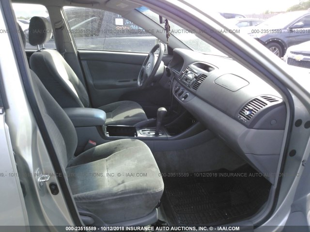 JTDBE32K430243065 - 2003 TOYOTA CAMRY LE/XLE SILVER photo 5