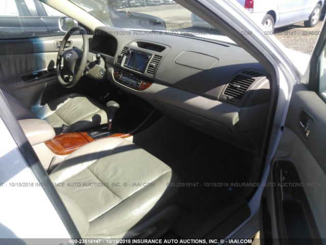 4T1BF30K32U030207 - 2002 TOYOTA CAMRY LE/XLE/SE Ақ фото 5